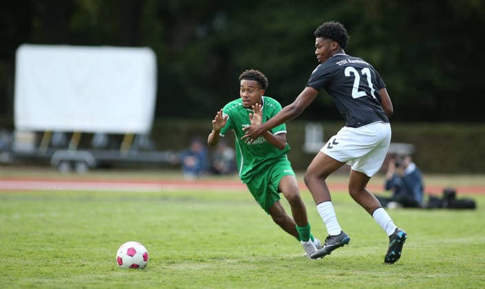 Fußball, Saison 2026 2027, Lotto-Pokal Hamburg, erste Runde: Hamm United FC - ETSV Hamburg. Samuel Koffi Kouassi (HUFC, l.), Lovelys Enoch Armah. Hamm Hamburg