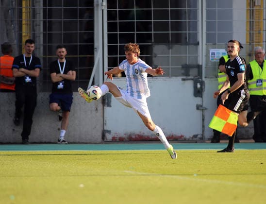 Fussball, Herren, Regionalliga Bayern, Saison 2026 2027, TSV 1860 München - FC Augsburg II, Grünwalder Stadion Julian Bell (TSV 1860 München) nimmt mit dem rechten Fuss im Springen einen Ball an
