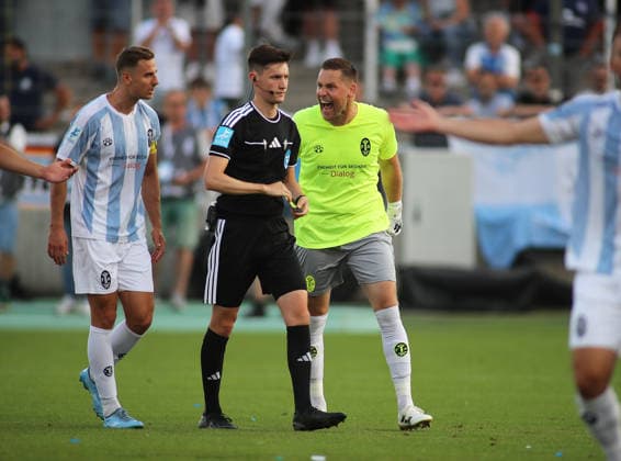 Fussball, Herren, Regionalliga Bayern, Saison 2026 2027, TSV 1860 München - FC Augsburg II, Grünwalder Stadion Vitus Eicher (TSV 1860 München) (re.) aufgebracht nach dem 2:1, rufen, schreien, Emotion, hier mit Schiedsrichter Johannes Wagner (li.)
