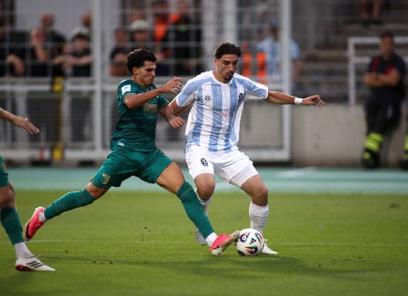 Fussball, Herren, Regionalliga Bayern, Saison 2026 2027, TSV 1860 München - FC Augsburg II, Grünwalder Stadion Cristian Leone (TSV 1860 München) (re.) mit Ball im Angriff, Zweikampf