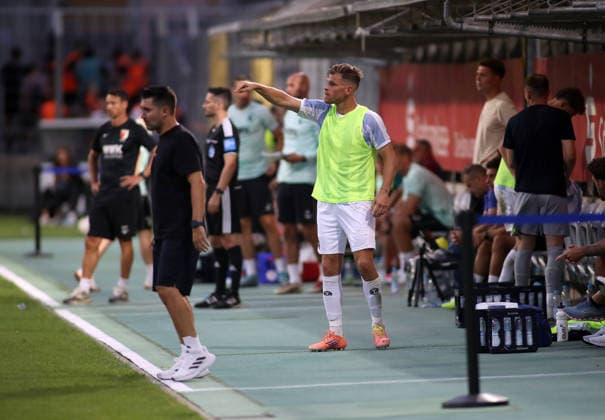 Fussball, Herren, Regionalliga Bayern, Saison 2026 2027, TSV 1860 München - FC Augsburg II, Grünwalder Stadion Der ausgewechselte Florian Niederlechner (TSV 1860 München) gibt Anweisungen mit Leibchen