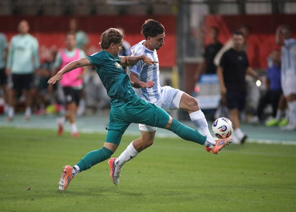 Fussball, Herren, Regionalliga Bayern, Saison 2026 2027, TSV 1860 München - FC Augsburg II, Grünwalder Stadion Niklas Hummel (FC Augsburg II) (li.) mit Cristian Leone (TSV 1860 München) (re.) im Zweikampf um den Ball