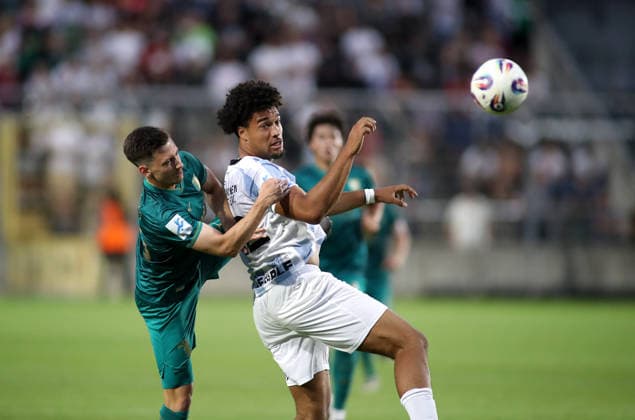 Fussball, Herren, Regionalliga Bayern, Saison 2026 2027, TSV 1860 München - FC Augsburg II, Grünwalder Stadion Arian Ortivero Calderon (TSV 1860 München) (re.) im Zweikampf, Kampf um den Ball