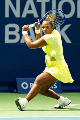 TORONTO, ON - AUGUST 07: Taylor Townsend of the United States returns a shot during her match at the WTA, Tennis Damen National Bank Open tournament on August 7, 2026 at Sobeys Stadium in Toronto, ON, Canada (Photo by Julian Avram Icon Sportswire) TENNIS: AUG 07 National Bank Open EDITORIAL USE ONLY Icon2608071478