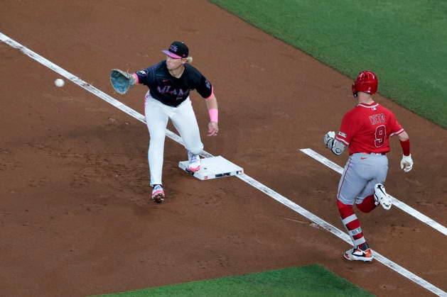 MLB, Baseball Herren, USA - Miami Marlins vs Los Angeles Angels Los Angeles Angels shortstop Zach Neto (R) is thrown out at first base during the Major League Baseball (MLB) game between the Miami Marlins and the Los Angeles Angels in Miami, Florida, USA, 07 August 2026. MIAMI FLORIDA United States  Copyright: xCRISTOBALxHERRERA-ULASHKEVICHx