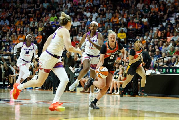 UNCASVILLE, CT - AUGUST 07: Hailey van Lith 2 of the Connecticut Sun fast breaks during the WNBA, Basketball Damen, USA game between Phoenix Mercury and Connecticut Sun on August 7, 2026, at Mohegan Sun Arena in Uncasville, CT. (Photo by M. Anthony Nesmith Icon Sportswire) WNBA: AUG 07 Phoenix Mercury at Connecticut Sun EDITORIAL USE ONLY Icon26080730