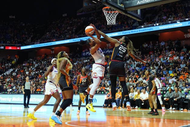 UNCASVILLE, CT - AUGUST 07: Kennedy Burke 25 of the Connecticut Sun defends Alyssa Thomas 25 of the Phoenix Mercury during the WNBA, Basketball Damen, USA game between Phoenix Mercury and Connecticut Sun on August 7, 2026, at Mohegan Sun Arena in Uncasville, CT. (Photo by M. Anthony Nesmith Icon Sportswire) WNBA: AUG 07 Phoenix Mercury at Connecticut Sun EDITORIAL USE ONLY Icon26080733