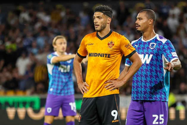 Wolverhampton Wanderers v Port Vale - Carabao Cup First Round Wolverhampton Wanderers player Raul Jimenez, wearing number 9, and Port Vale FC player Cameron Humphreys, wearing number 25, wait for the set piece ball during the Carabao Cup First Round match between Wolverhampton Wanderers and Port Vale at Molineux in Wolverhampton, United Kingdom. Wolverhampton West Midlands United Kingdom  Copyright: xMIxNewsx originalFilename:fletcher-wolverha260807_npNTe