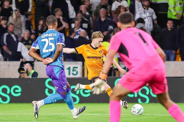 Wolverhampton Wanderers v Port Vale - Carabao Cup First Round Cameron Humphreys of Port Vale FC moves to close the angle on Tommy Doyle of Wolverhampton Wanderers during the Carabao Cup First Round match between Wolverhampton Wanderers and Port Vale at Molineux in Wolverhampton, United Kingdom. Wolverhampton West Midlands United Kingdom  Copyright: xMIxNewsx originalFilename:fletcher-wolverha260807_npE1T