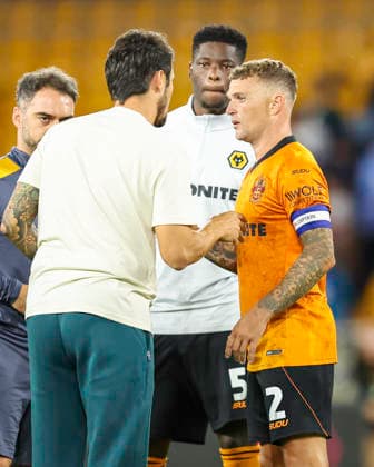 Wolverhampton Wanderers v Port Vale - Carabao Cup First Round Cesar Peixoto, manager of Wolverhampton Wanderers, chats with Kieran Trippier of Wolverhampton Wanderers at full time during the Carabao Cup First Round match between Wolverhampton Wanderers and Port Vale at Molineux, Wolverhampton. Wolverhampton West Midlands United Kingdom  Copyright: xMIxNewsx originalFilename:fletcher-wolverha260807_npzcG