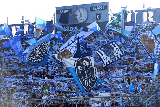 Voller 1860 Fanblock,Fans,Fussballfans mit Flaggen,neues Vereinswappen,Vereinslogo,Stimmung. Fussball Regionalliga Bayern Saison 2026 2027,26 27 3.Spieltag TSV 1860 Muenchen - FC Augsburg II 2-2 am 07.08.2026 in Muenchen GRUENWALDER STADION.