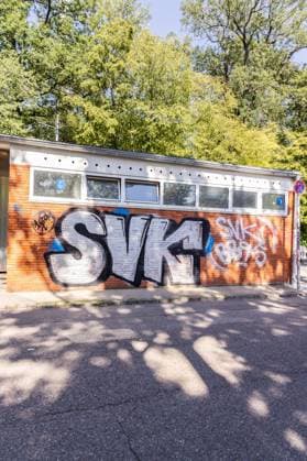 SV Stuttgarter Kickers vs. SSV Ulm 1846 Fußball, Fussball, Regionalliga, 1. Spieltag, GAZI-Stadion auf der Waldau Stuttgart 07.08.26 Graffiti SVK vor dem GAZI-Stadion auf der Waldau, Sportstätte der SV Stuttgarter Kickers SV Stuttgarter Kickers vs. SSV Ulm 1846 Fußball, Fussball, Regionalliga, 1. Spieltag, GAZI-Stadion auf der Waldau Stuttgart 07.08.26 Foto: Lucca Fundel Stuttgart GAZI-Stadion auf der Waldau Baden-Württemberg Deutschland