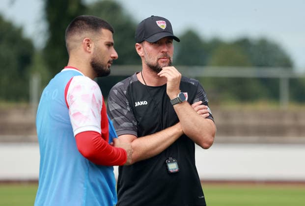 07.08.26 VfB Stuttgart Trainingslager Grassau Chiemsee 2026 Deutschland, Grassau, 07.08.2026, Fussball, Bundesliga, Saison 2026 2027, VfB Stuttgart, Trainingslager Grassau Chiemsee 2026: v.l. Deniz Undav, Sebastian Hoeneß (Trainer).