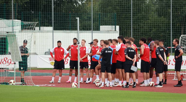 07.08.26 VfB Stuttgart Trainingslager Grassau Chiemsee 2026 Deutschland, Grassau, 07.08.2026, Fussball, Bundesliga, Saison 2026 2027, VfB Stuttgart, Trainingslager Grassau Chiemsee 2026: Sebastian Hoeneß (Trainer).