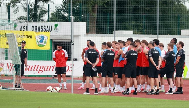 07.08.26 VfB Stuttgart Trainingslager Grassau Chiemsee 2026 Deutschland, Grassau, 07.08.2026, Fussball, Bundesliga, Saison 2026 2027, VfB Stuttgart, Trainingslager Grassau Chiemsee 2026: Sebastian Hoeneß (Trainer).