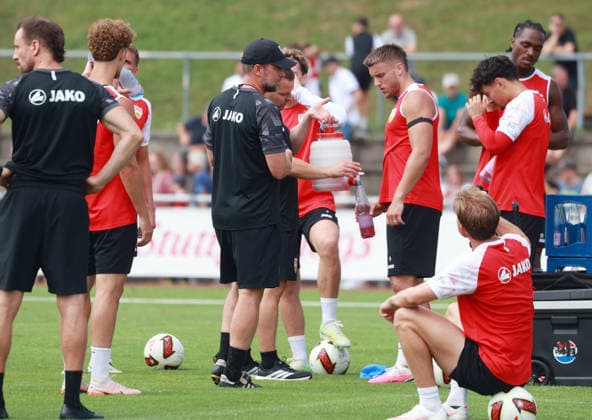 07.08.26 VfB Stuttgart Trainingslager Grassau Chiemsee 2026 Deutschland, Grassau, 07.08.2026, Fussball, Bundesliga, Saison 2026 2027, VfB Stuttgart, Trainingslager Grassau Chiemsee 2026: v.l. Sebastian Hoeneß (Trainer), Ermedin Demirovic.