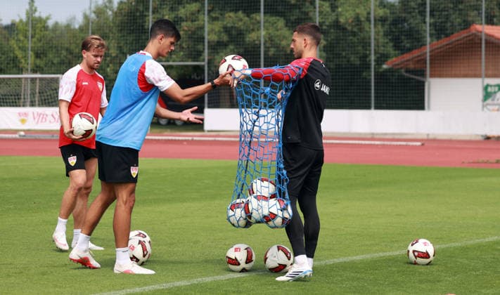 07.08.26 VfB Stuttgart Trainingslager Grassau Chiemsee 2026 Deutschland, Grassau, 07.08.2026, Fussball, Bundesliga, Saison 2026 2027, VfB Stuttgart, Trainingslager Grassau Chiemsee 2026: v.l. Maximilian Mittelstädt, Chema Andres, Fabian Bredlow.