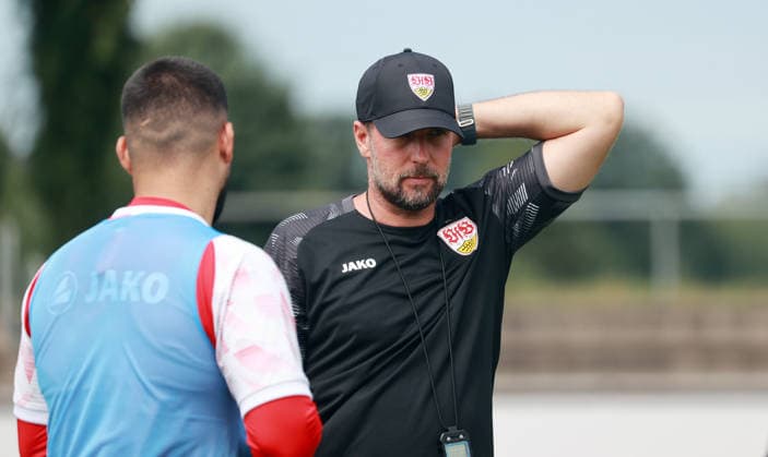 07.08.26 VfB Stuttgart Trainingslager Grassau Chiemsee 2026 Deutschland, Grassau, 07.08.2026, Fussball, Bundesliga, Saison 2026 2027, VfB Stuttgart, Trainingslager Grassau Chiemsee 2026: v.l. Deniz Undav, Sebastian Hoeneß (Trainer).