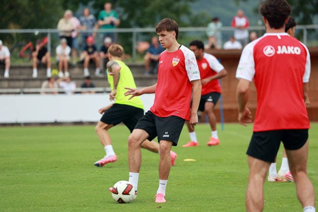 07.08.26 VfB Stuttgart Trainingslager Grassau Chiemsee 2026 Deutschland, Grassau, 07.08.2026, Fussball, Bundesliga, Saison 2026 2027, VfB Stuttgart, Trainingslager Grassau Chiemsee 2026: Leo Sauer.