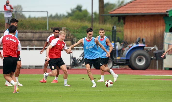 07.08.26 VfB Stuttgart Trainingslager Grassau Chiemsee 2026 Deutschland, Grassau, 07.08.2026, Fussball, Bundesliga, Saison 2026 2027, VfB Stuttgart, Trainingslager Grassau Chiemsee 2026: v.l. Chris Führich, Atakan Karazor.