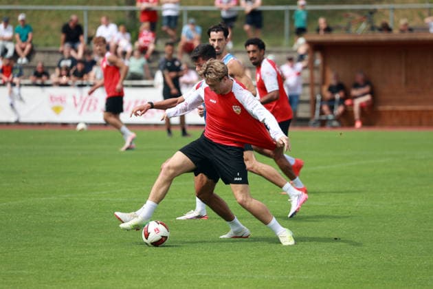 07.08.26 VfB Stuttgart Trainingslager Grassau Chiemsee 2026 Deutschland, Grassau, 07.08.2026, Fussball, Bundesliga, Saison 2026 2027, VfB Stuttgart, Trainingslager Grassau Chiemsee 2026: v.l. Chema Andres, Angelo Stiller.