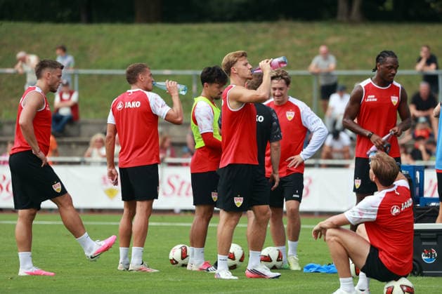 07.08.26 VfB Stuttgart Trainingslager Grassau Chiemsee 2026 Deutschland, Grassau, 07.08.2026, Fussball, Bundesliga, Saison 2026 2027, VfB Stuttgart, Trainingslager Grassau Chiemsee 2026: Spieler beim Trinken.