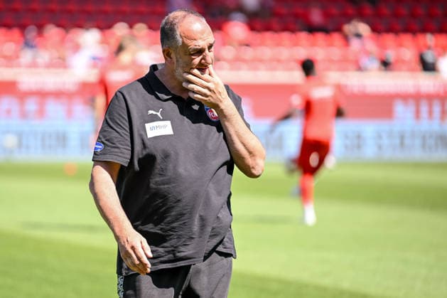 Trainer Frank Schmidt (1. FC Heidenheim 1846) gestikuliert, gestik waehrend des spiels der 2. Bundesliga zwischen 1. FC Heidenheim und VfL Osnabrueck, Voith-Arena am 08. August 2026 in Heidenheim an der Brenz, Deutschland. (Foto von Harry Langer DeFodi Images) +++ Trainer Frank Schmidt (1. FC Heidenheim 1846) gestures during the 2nd Bundesliga match between 1. FC Heidenheim and VfL Osnabrueck at Voith-Arena on August 8, 2026 in Heidenheim an der Brenz, Germany. (Photo by Harry Langer DeFodi Images) DFB DFL REGULATIONS PROHIBIT ANY USE OF PHOTOGRAPHS AS IMAGE SEQUENCES AND OR QUASI-VIDEO. (Photo by Harry Langer DeFodi Images) DFB DFL REGULATIONS PROHIBIT ANY USE OF PHOTOGRAPHS AS IMAGE SEQUENCES AND OR QUASI-VIDEO. -