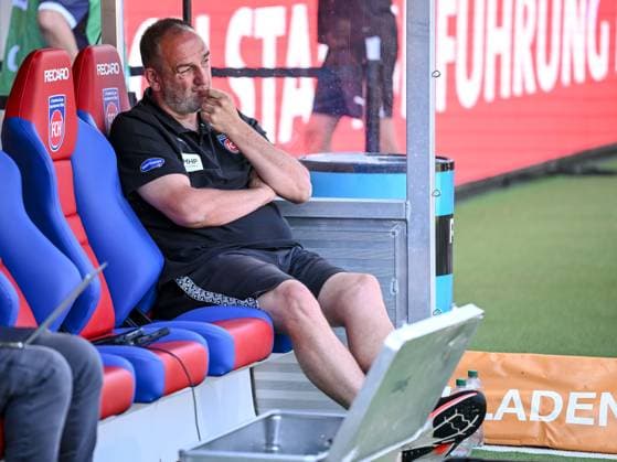 Trainer Frank Schmidt (1. FC Heidenheim 1846) Schaut waehrend des spiels der 2. Bundesliga zwischen 1. FC Heidenheim und VfL Osnabrueck, Voith-Arena am 08. August 2026 in Heidenheim an der Brenz, Deutschland. (Foto von Harry Langer DeFodi Images) +++ Trainer Frank Schmidt (1. FC Heidenheim 1846) Looks on during the 2nd Bundesliga match between 1. FC Heidenheim and VfL Osnabrueck at Voith-Arena on August 8, 2026 in Heidenheim an der Brenz, Germany. (Photo by Harry Langer DeFodi Images) DFB DFL REGULATIONS PROHIBIT ANY USE OF PHOTOGRAPHS AS IMAGE SEQUENCES AND OR QUASI-VIDEO. (Photo by Harry Langer DeFodi Images) DFB DFL REGULATIONS PROHIBIT ANY USE OF PHOTOGRAPHS AS IMAGE SEQUENCES AND OR QUASI-VIDEO. -