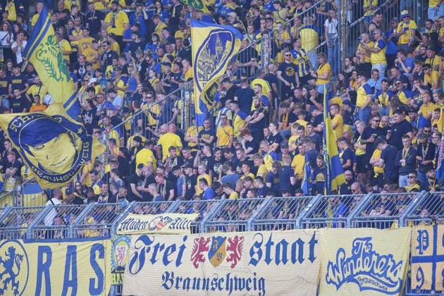 Magdeburg, Sachsen-Anhalt, Deutschland, 08.08.2026: Avnet Arena: 1. Spieltag, Saison 2026 27, 2. Fußball-Bundesliga: 1. FC Magdeburg - Eintracht Braunschweig: Fans von Eintracht Braunschweig Copyright: xdtsxNachrichtenagenturx dts_129591
