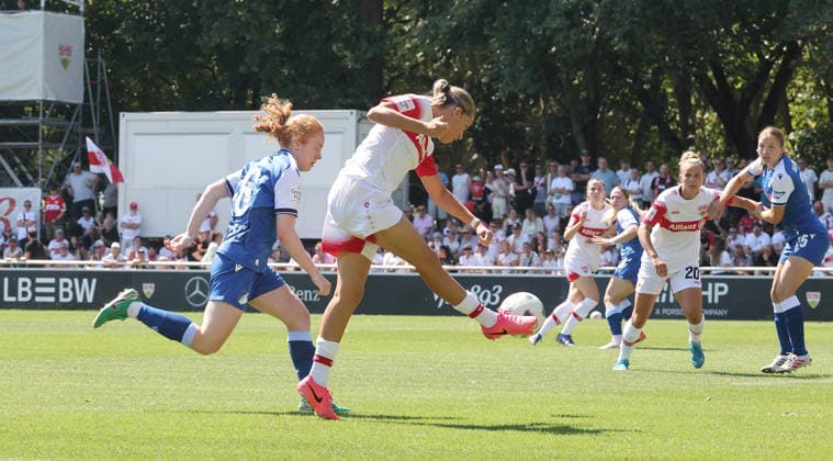 Stuttgart , VfB Stuttgart Saisoneröffnung VfB Stuttgart Frauen vs. TSG 1899 Hoffenheim Frauen , von links: Milena Röder ( Hoff ) Dafina Redzepi ( VfB )