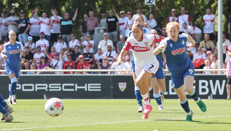 Stuttgart , VfB Stuttgart Saisoneröffnung VfB Stuttgart Frauen vs. TSG 1899 Hoffenheim Frauen , von links: Dafina redzepi ( VfB ) Milena Röder ( Hoff )