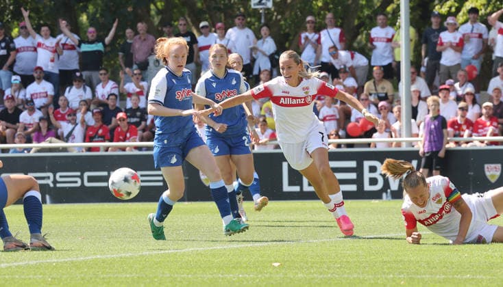 Stuttgart , VfB Stuttgart Saisoneröffnung VfB Stuttgart Frauen vs. TSG 1899 Hoffenheim Frauen , von links: Milena Röder ( Hoff ) Dafina Redzepi ( VfB )
