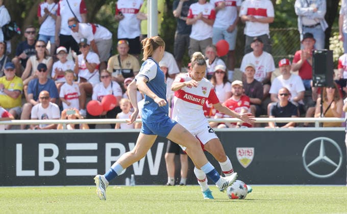 Stuttgart , VfB Stuttgart Saisoneröffnung VfB Stuttgart Frauen vs. TSG 1899 Hoffenheim Frauen , rechts: Jana Beuschlein ( VfB )