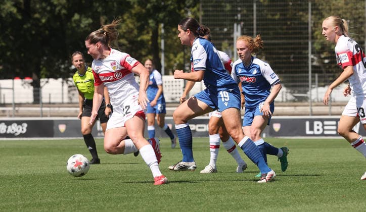 Stuttgart , VfB Stuttgart Saisoneröffnung VfB Stuttgart Frauen vs. TSG 1899 Hoffenheim Frauen , von links: Adrian Achcinska ( VfB ) Svenja Fölmli ( Hoff )