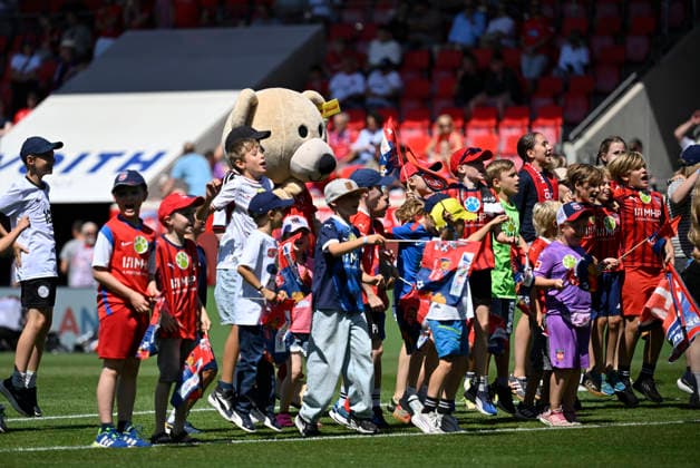 vor Spielbeginn: Paule-Bande Kids Club Maskottchen Paule 1. FC Heidenheim 1846 FCH 1. FC Heidenheim 1846 FCH vs VfL Osnabrueck 08.08.2026 DFL REGULATIONS PROHIBIT ANY USE OF PHOTOGRAPHS AS IMAGE SEQUENCES AND OR QUASI-VIDEO 1. FC Heidenheim 1846 FCH vs VfL Osnabrueck