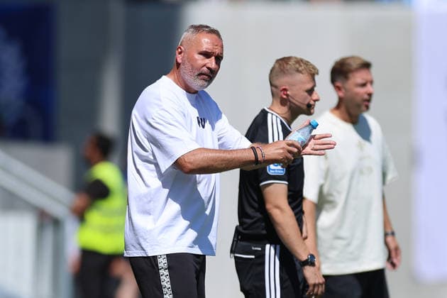 08.08.2026, Fussball 2. Bundesliga, SV Darmstadt 98 - Holstein Kiel, v.l., Trainer Tim Walter (Holstein Kiel) gibt Anweisungen, gestikuliert, mit den Armen gestikulieren, gives instructions, gesticulate DFL DFB REGULATIONS PROHIBIT ANY USE OF PHOTOGRAPHS AS IMAGE SEQUENCES AND OR QUASI-VIDEO. xdcx Copyright: HMBxMedia Claus