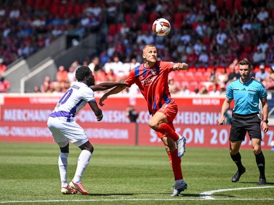 Ismail Badjie (VfL Osnabrueck) und Adrian Beck (1. FC Heidenheim 1846) im Zweikampf waehrend des spiels der 2. Bundesliga zwischen 1. FC Heidenheim und VfL Osnabrueck, Voith-Arena am 08. August 2026 in Heidenheim an der Brenz, Deutschland. (Foto von Harry Langer DeFodi Images) +++ Ismail Badjie (VfL Osnabrueck) und Adrian Beck (1. FC Heidenheim 1846) battle for the ball during the 2nd Bundesliga match between 1. FC Heidenheim and VfL Osnabrueck at Voith-Arena on August 8, 2026 in Heidenheim an der Brenz, Germany. (Photo by Harry Langer DeFodi Images) DFB DFL REGULATIONS PROHIBIT ANY USE OF PHOTOGRAPHS AS IMAGE SEQUENCES AND OR QUASI-VIDEO. (Photo by Harry Langer DeFodi Images) DFB DFL REGULATIONS PROHIBIT ANY USE OF PHOTOGRAPHS AS IMAGE SEQUENCES AND OR QUASI-VIDEO. -