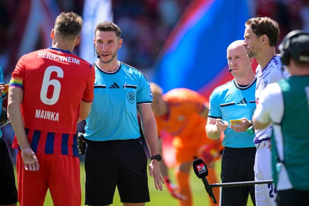 Fußball, 2. Bundesliga, 20260808, 1. FC Heidenheim - VfL Osnabrück. Im Bild v.l. Patrick MAINKA (Heidenheim, 6), Schiedsrichter Eric WEISBACH. Heidenheim Voith-Arena Baden-Württemberg Deutschland Copyright: Passion2Press MarkusxFischerx