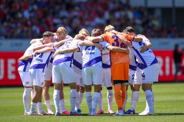 Fußball, 2. Bundesliga, 20260808, 1. FC Heidenheim - VfL Osnabrück. Im Bild Osnabrück schwört sich ein. Heidenheim Voith-Arena Baden-Württemberg Deutschland Copyright: Passion2Press MarkusxFischerx