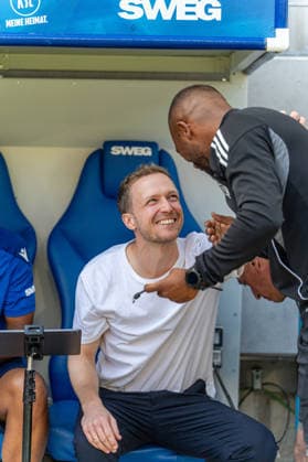 08.08.2026, xdaymx, Fussball 2.Bundesliga, Karlsruher SC - Arminia Bielefeld. Der neue Trainer Maximilian, Senft vor seinem ersten Heimspiel auf der Trainerbank (DFL DFB REGULATIONS PROHIBIT ANY USE OF PHOTOGRAPHS as IMAGE SEQUENCES and or QUASI-VIDEO) Karlsruhe