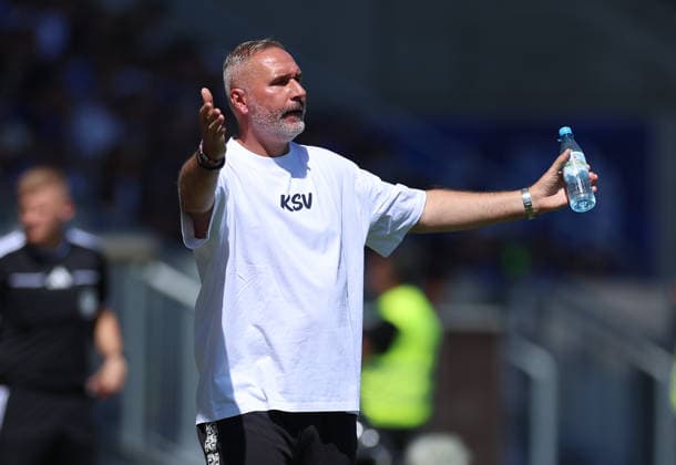 08.08.2026, Fussball 2. Bundesliga, SV Darmstadt 98 - Holstein Kiel, v.l., Trainer Tim Walter (Holstein Kiel) gibt Anweisungen, gestikuliert, mit den Armen gestikulieren, gives instructions, gesticulate DFL DFB REGULATIONS PROHIBIT ANY USE OF PHOTOGRAPHS AS IMAGE SEQUENCES AND OR QUASI-VIDEO. xdcx Copyright: HMBxMedia Claus