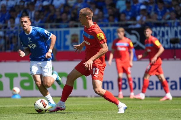 Ivan Nekic (Holstein Kiel) gegen Lance Duijvestijn (SV Darmstadt 98) - 08.08.2026 2. Bundesliga, Saison 26 27: SV Darmstadt 98 vs. Holstein Kiel, Stadion am Boellenfalltor, 1. Spieltag, emonline, emspor,
