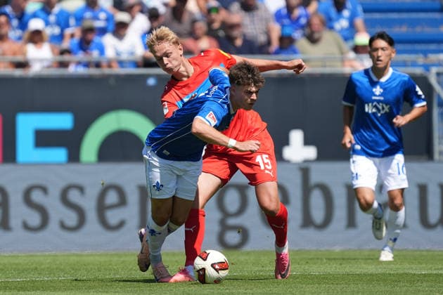Kasper Davidsen (Holstein Kiel) foult Noah Weißhaupt (SV Darmstadt 98) - 08.08.2026 2. Bundesliga, Saison 26 27: SV Darmstadt 98 vs. Holstein Kiel, Stadion am Boellenfalltor, 1. Spieltag, emonline, emspor,
