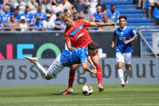 Kasper Davidsen (Holstein Kiel) foult Noah Weißhaupt (SV Darmstadt 98) - 08.08.2026 2. Bundesliga, Saison 26 27: SV Darmstadt 98 vs. Holstein Kiel, Stadion am Boellenfalltor, 1. Spieltag, emonline, emspor,