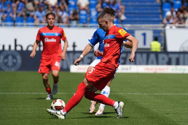 David Zec (Holstein Kiel) klärt - 08.08.2026 2. Bundesliga, Saison 26 27: SV Darmstadt 98 vs. Holstein Kiel, Stadion am Boellenfalltor, 1. Spieltag, emonline, emspor,