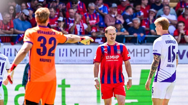 08.08.2026, GER, Fußball, Herren, 2. Bundesliga, 1. FC Heidenheim vs VfL Osnabrück Jonas Krumrey (Osnabrück, 32) zeigt in Richtung Budu Zivzivadze (Heidenheim, 11), Bjarke Jacobsen (Osnabrück, 15) Heidenheim Voith-Arena Baden-Württemberg Deutschland Copyright: xNordphotox xHafnerx