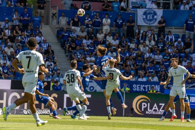 08.08.2026, xdaymx, Fussball 2.Bundesliga, Karlsruher SC - Arminia Bielefeld. Franke, Marcel (KSC) gewinnt ein umkämpftes Kopfballduell gegen Schreck, Sam (Bielefeld) (DFL DFB REGULATIONS PROHIBIT ANY USE OF PHOTOGRAPHS as IMAGE SEQUENCES and or QUASI-VIDEO) Karlsruhe