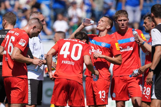 Hydration Break Trinkpause in der 2. Bundesligapartie, Trainer Tim Walter (Holstein Kiel) gibt Anweisungen - 08.08.2026 2. Bundesliga, Saison 26 27: SV Darmstadt 98 vs. Holstein Kiel, Stadion am Boellenfalltor, 1. Spieltag, emonline, emspor,