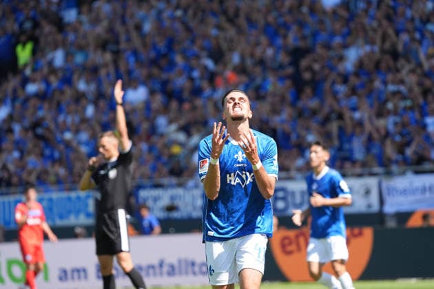 Lance Duijvestijn (SV Darmstadt 98) erzielt den Ausgleich und ist frustriert, da dieser aber nicht anerkannt wird wegen Abseits, wie Schiedsrichter Felix Bickel anzeigt - 08.08.2026 2. Bundesliga, Saison 26 27: SV Darmstadt 98 vs. Holstein Kiel, Stadion am Boellenfalltor, 1. Spieltag, emonline, emspor,