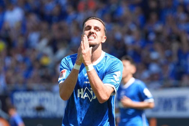 Lance Duijvestijn (SV Darmstadt 98) erzielt den Ausgleich und ist frustriert, da dieser aber nicht anerkannt wird wegen Abseits, wie Schiedsrichter Felix Bickel anzeigt - 08.08.2026 2. Bundesliga, Saison 26 27: SV Darmstadt 98 vs. Holstein Kiel, Stadion am Boellenfalltor, 1. Spieltag, emonline, emspor,